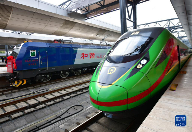2021년 12월 3일 중국-라오스 철도 열차가 중국 쿤밍(昆明)역에서 곧 출발할 것이다. [자료 사진/ 출처: 신화사]