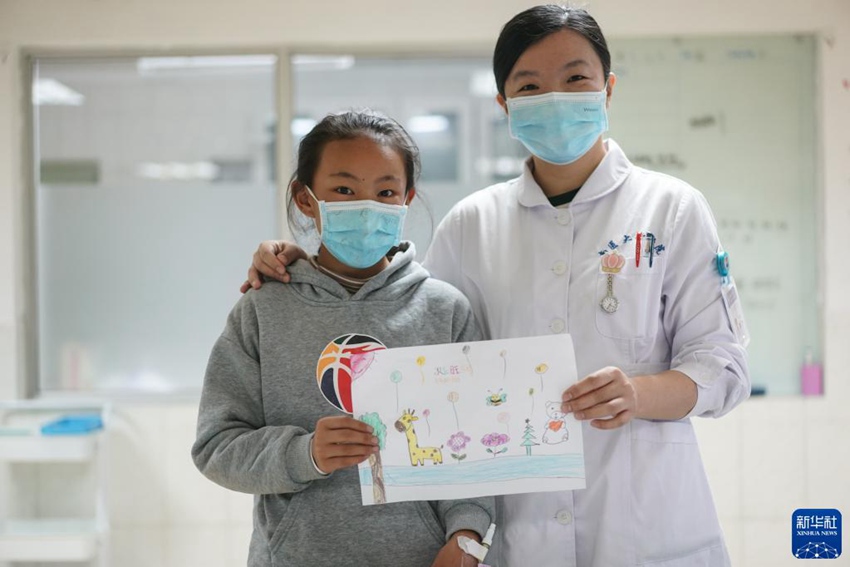 어린이 환자 츠런왕무(次仁旺姆)는 자신이 그린 그림을 간호사 탕옌(湯燕)에게 주며 간호사의 날을 축하했다. [5월 12일 촬영/사진 출처: 신화사]