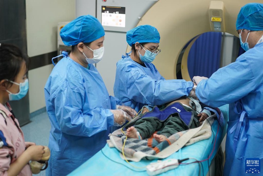 의료진들은 어린이 환자 라쌍둔주(拉桑頓珠)를 위한 CT촬영 준비를 한다. [5월 12일 촬영/사진 출처: 신화사]