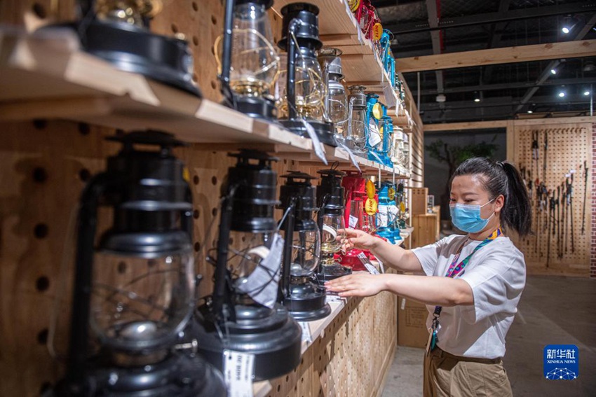 야외용품 상점 직원이 상품을 정돈한다. [5월 18일 촬영/사진 출처: 신화사]