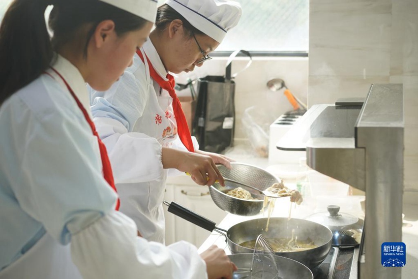 다이산실험초등학교 학생들이 요리 중이다. 아이들은 식단 연구, 식재료 준비, 손수 요리로, ‘학급잔치’에서 솜씨를 발휘한다. [5월 20일 촬영/사진 출처: 신화사]