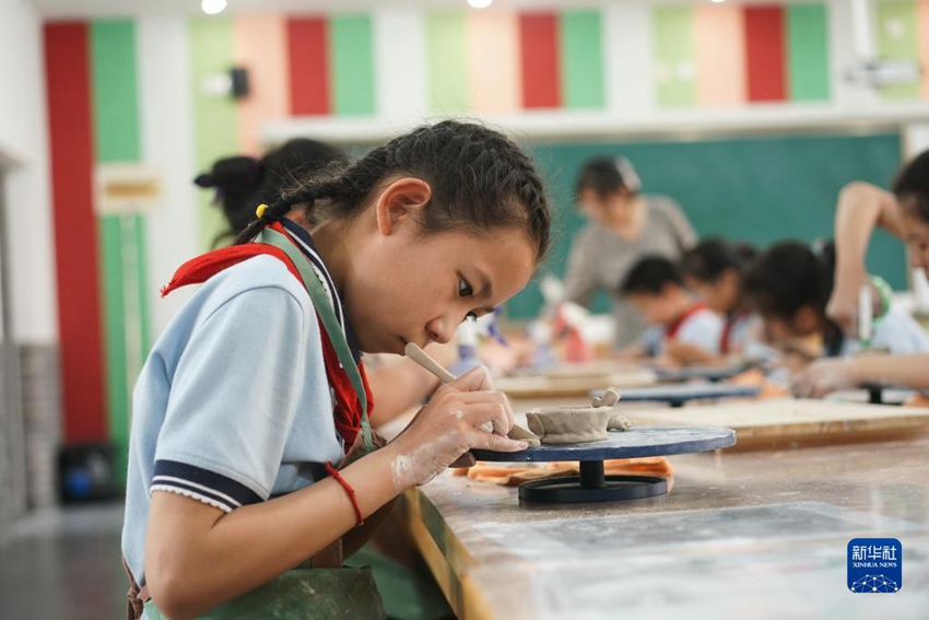 샤오좡 초등학교 학생들이 수업 시간에 찰흙 만들기를 한다. [5월 19일 촬영/사진 출처: 신화사]