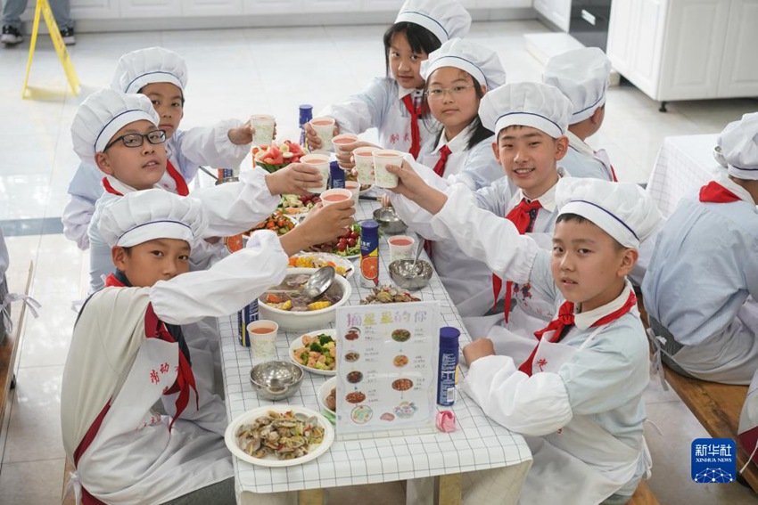 다이산실험초등학교 학생들이 ‘학급잔치’를 개최한다. [5월 20일 촬영/사진 출처: 신화사]