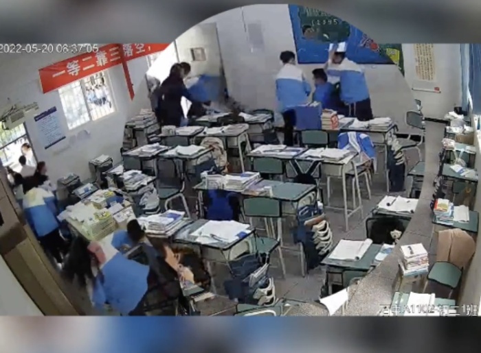 中 쓰촨, 지진 나자 휠체어 친구에게 달려간 선생님과 친구들
