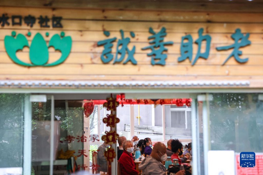 노인들이 구이양 청산 노인돕기 식당에서 식사를 기다리고 있다. [5월 25일 촬영/사진 출처: 신화사]