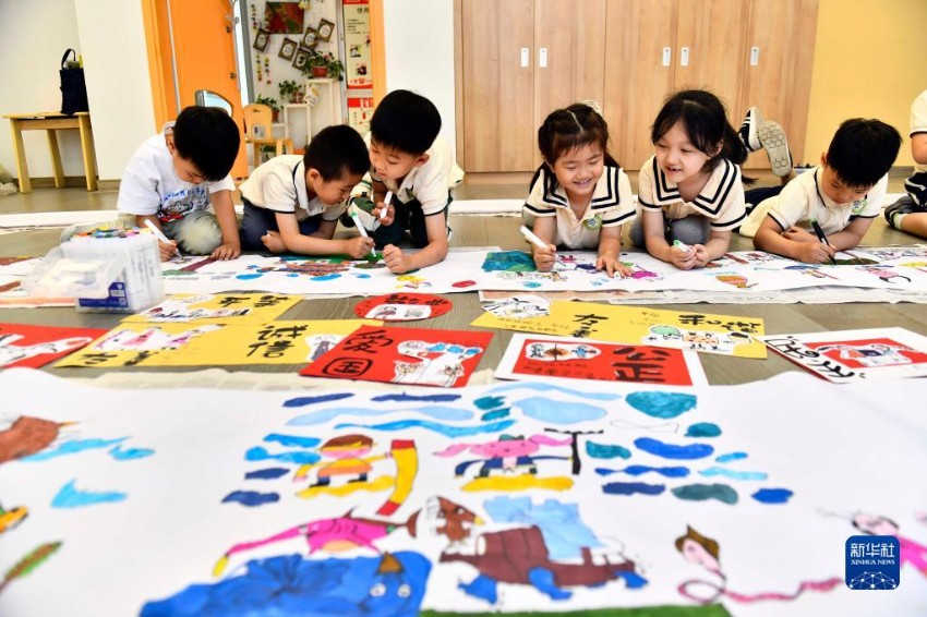 산둥성 실험 유치원에서 아이들이 ‘서유기’(西遊記) 그림을 그린다. [5월 30일 촬영/사진 출처: 신화사]