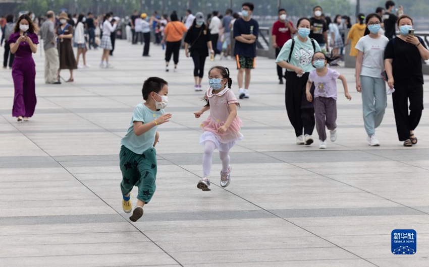 아이들이 와이탄 전망대에서 놀고 있다. [6월 1일 촬영/사진 출처: 신화사]