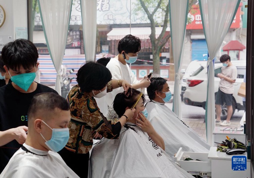 손님들이 민항구의 미용실에서 머리를 하고 있다. [6월 1일 촬영/사진 출처: 신화사]