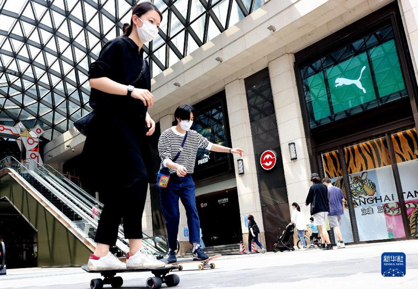 젊은 사람 몇 명이 스케이트 보드를 타고 있다. [6월 1일 촬영/사진 출처: 신화사]