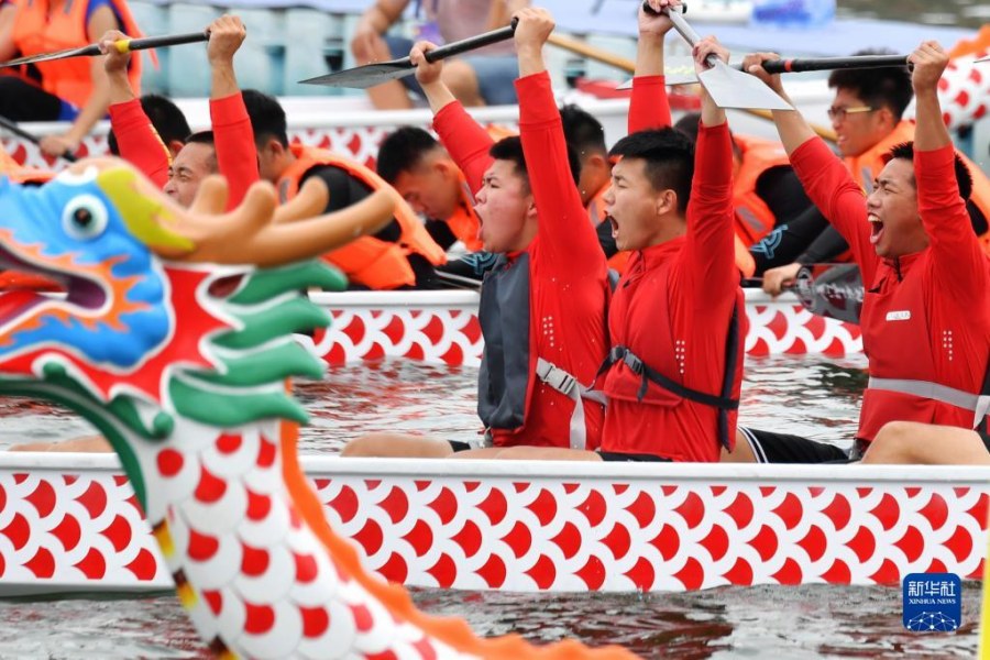 6월 2일 ‘룡등호약’ 2022 해협 양안 용선경기 현장, 용선경기 참가 선수들이 출발점에서 노를 들어 파이팅한다.