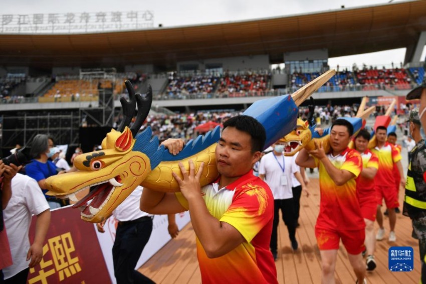 참가 선수들이 경기 전 전통 의식을 진행한다. [6월 2일 촬영/사진 출처: 신화사]
