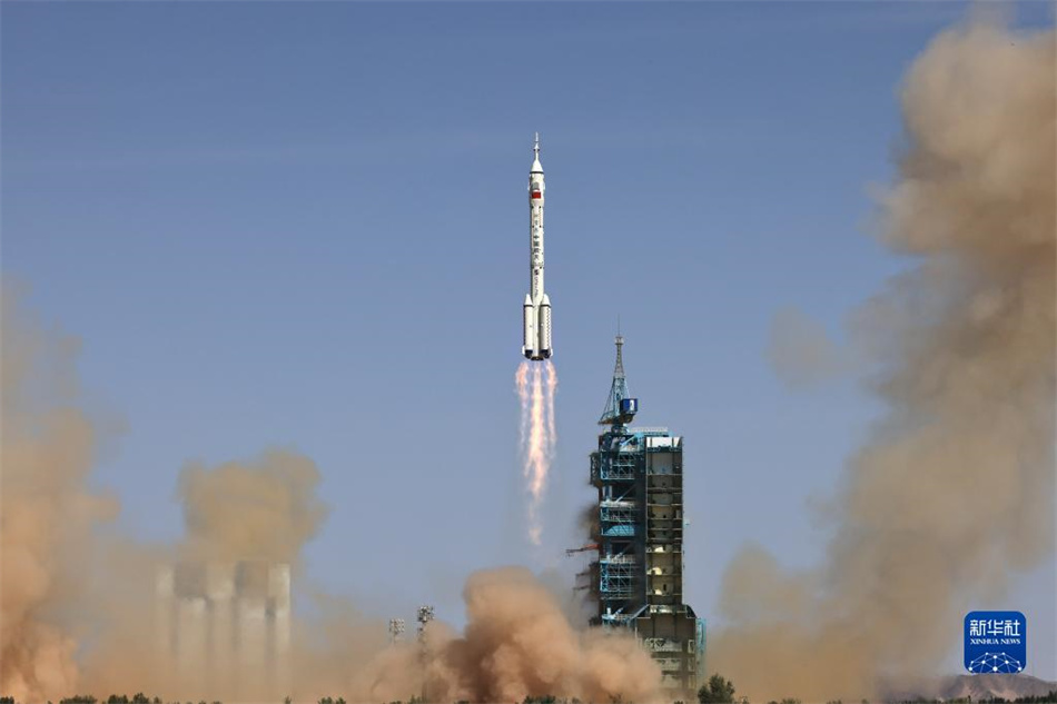 중국 선저우 14호 유인우주선 발사 성공