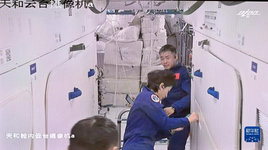 우주비행사들이 핵심모듈 톈허에 진입한 화면 [사진 출처: 신화사]