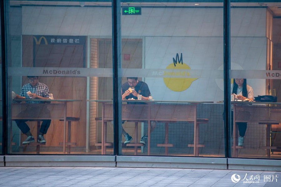 6월 6일, 식사 중인 베이징 시민들 [사진 출처: 인민망]