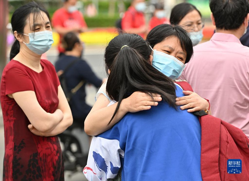 베이징대학교 부속 중·고등학교 수험장 밖에서 수험생이 수험장에 들어가기 전 어머니와 포옹하고 있다. [6월 7일 촬영/사진 출처: 신화사]