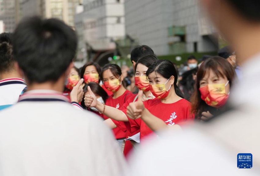 베이징 천징룬 중·고등학교 수험장 밖에서 선생님이 수험장에 진입하는 학생들을 위해 응원과 격려를 보내고 있다. [6월 7일 촬영/사진 출처: 신화사]