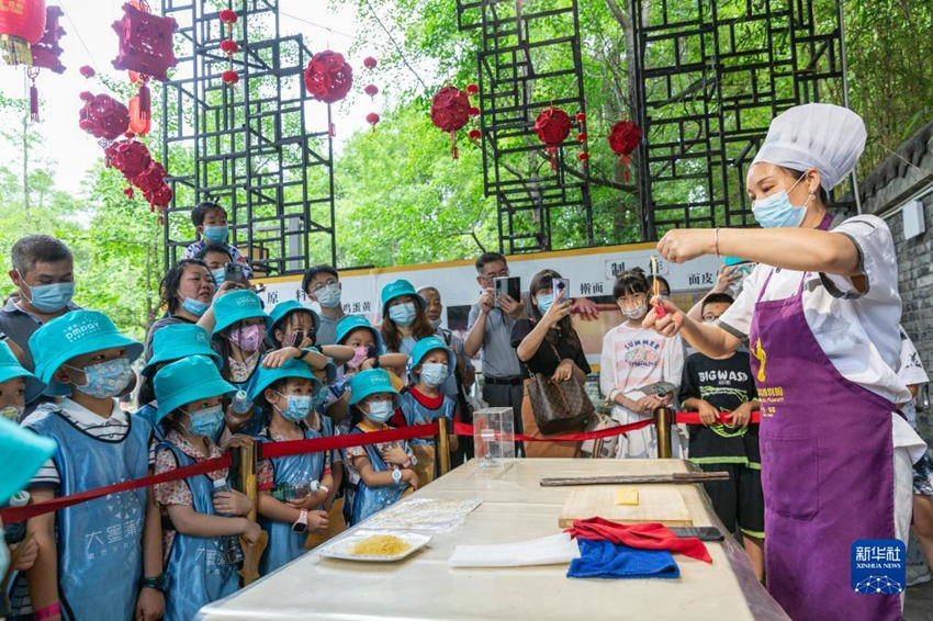 쓰촨요리박물관에서 주방장이 관광객들에게 쓰촨 요리법을 시연한다. [6월 5일 촬영/사진 출처: 신화사]