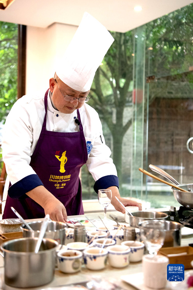 장후이창 부관장이 궁바오지딩 요리법을 시연한다. [6월 9일 촬영/사진 출처: 신화사]
