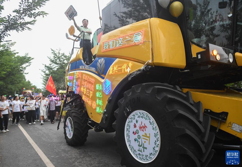 사람들이 화중농업대학교 농기계 카퍼레이드에 참석했다. [6월 19일 촬영/사진 출처: 신화사]