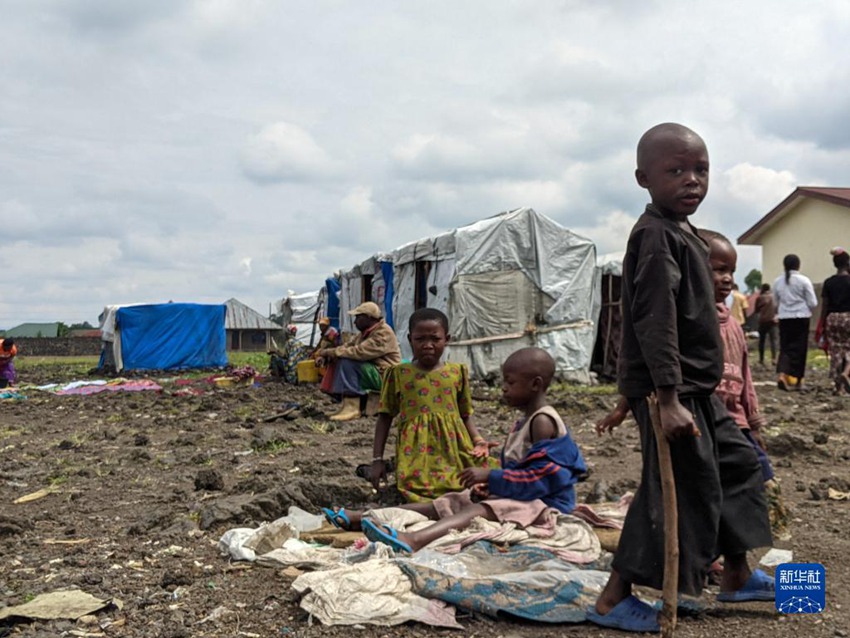 5월 25일, 콩고 북키부주의 한 난민보호소에서 아이들이 함께 놀고 있다. [사진 출처: 신화사]
