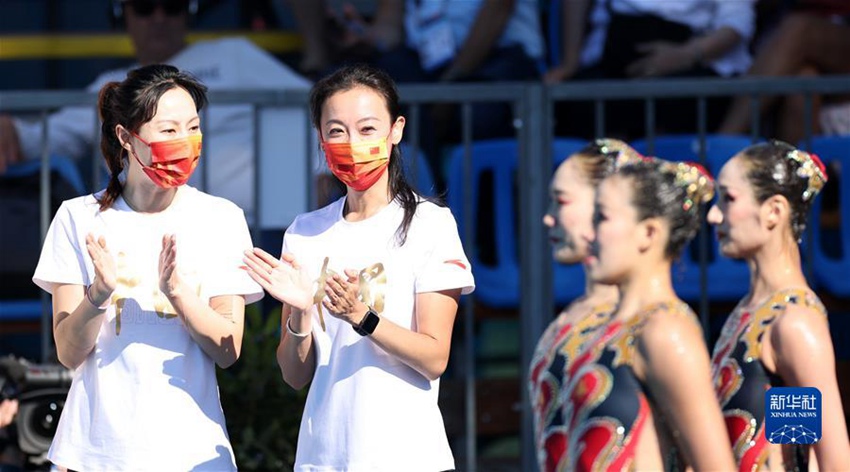중국팀 코츠 허샤오추(賀曉初, 왼쪽)와 장샤오환(張曉歡)이 경기 후 선수들에게 박수를 보내고 있다. [6월 21일 촬영/사진 출처: 신화사]