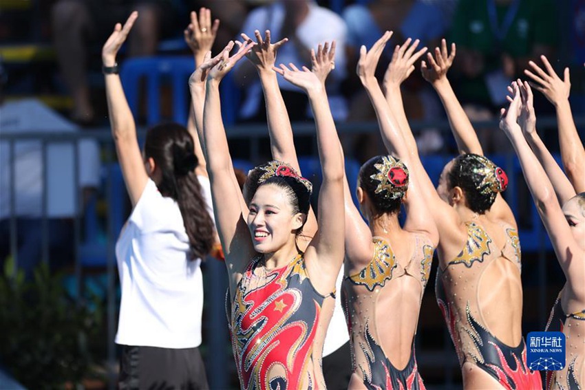 중국팀 선수들이 경기 후 관중을 향해 손을 흔들고 있다. [6월 21일 촬영/사진 출처: 신화사]