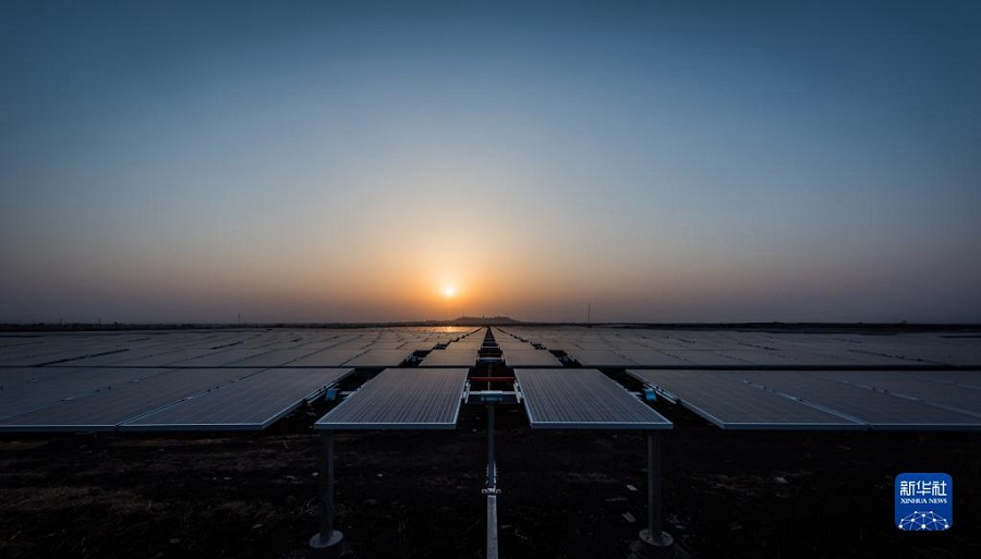인도 남부 도시에서 촬영한 태양광 발전소. 중국 기업은 해당 발전소에 태양광 패널 부품 일부와 자동 태양광 추적 거치 시스템 세트를 공급했다. [2017년 4월 10일 촬영/사진 출처: 신화사]