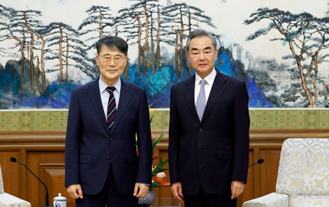 왕이 외교부장, 이임 앞둔 장하성 주중 한국대사 만나