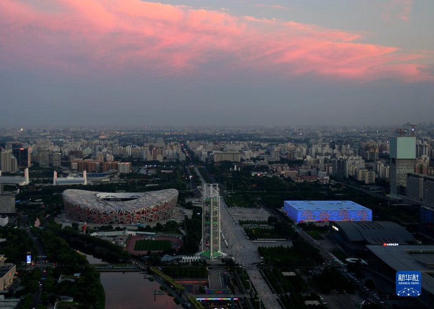 국립 경기장(왼쪽)과 국립 아쿠아틱 센터의 야경 [6월 23일 촬영/사진 출처: 신화사]