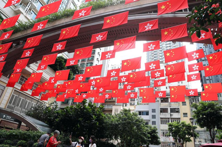 홍콩 리둥(利東, Lee Tung)가에서 오성홍기와 홍콩 깃발이 바람에 나부끼고 있다. 2022.6.16 [사진 출처: 신화사]