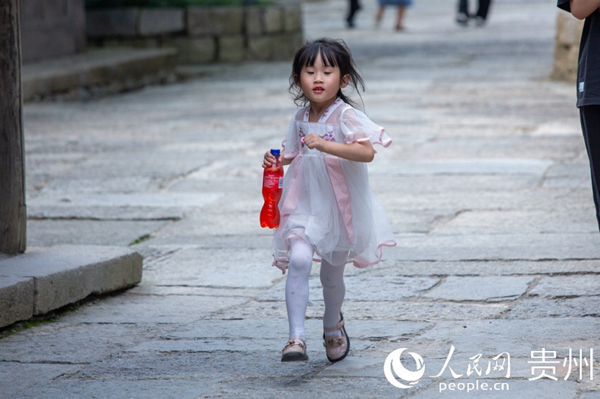 자유롭게 놀고 있는 어린아이 [사진 출처: 인민망]