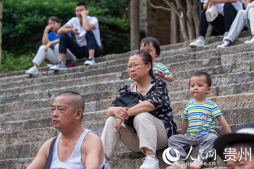 관광객들이 예술가의 설서 공연을 감상하고 있다. [사진 출처: 인민망]