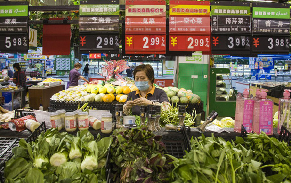 지난 10일 장쑤(江蘇)성 난징(南京)시의 한 슈퍼마켓에서 직원이 야채를 정리하고 있다. (사진/신화통신)
