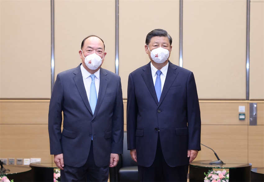 6월 30일 오후 시진핑 국가주석이 홍콩 반환 25주년 경축식 참석차 홍콩을 방문한 허이청(賀一誠) 마카오 특별행정구 행정장관을 회견했다.