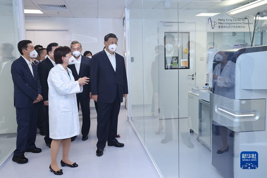시진핑 주석이 홍콩신경퇴행성질병센터를 시찰하고 있다. [사진 출처: 신화사]