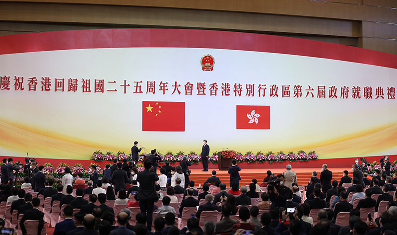 시진핑 주석이 리자차오 신임 홍콩특별행정구 행정장관의 취임 선서를 지켜보고 있다. [사진 출처: 신화사]