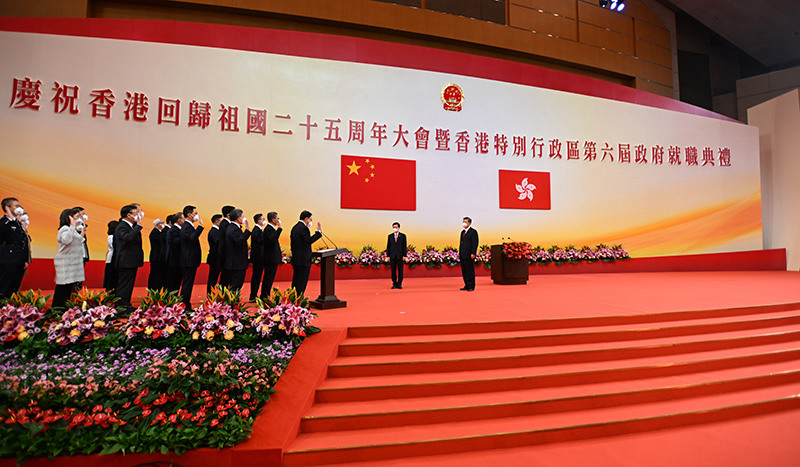 홍콩특별행정구 제6대 정부 주요 관리들이 리자차오 신임 행정장관의 지휘 하에 취임 선서를 하고 있다. 시진핑 주석이 현장에서 지켜보고 있다. [사진 출처: 신화사]