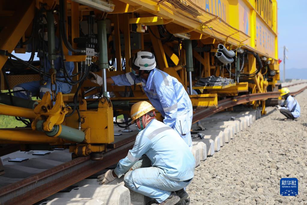 인도네시아 자카르타-반둥 고속철 궤도 설치작업 시작