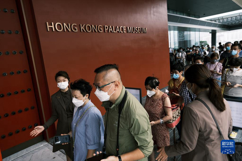 지난 3일 사람들이 홍콩고궁문화박물관을 참관하기 위해 줄을 서고 있다. [사진 출처: 신화사]