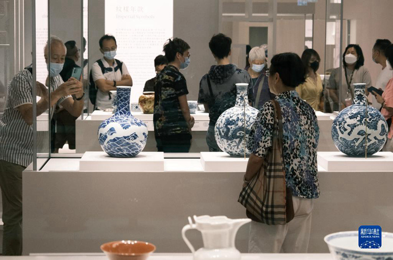 지난 3일 사람들이 홍콩고궁문화박물관 전시홀을 참관하고 있다. [사진 출처: 신화사]
