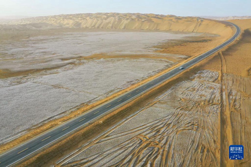 작업차량이 위리-체모 사막 도로 구간을 운행 중이다. [6월 26일 드론 촬영/사진 출처: 신화사]