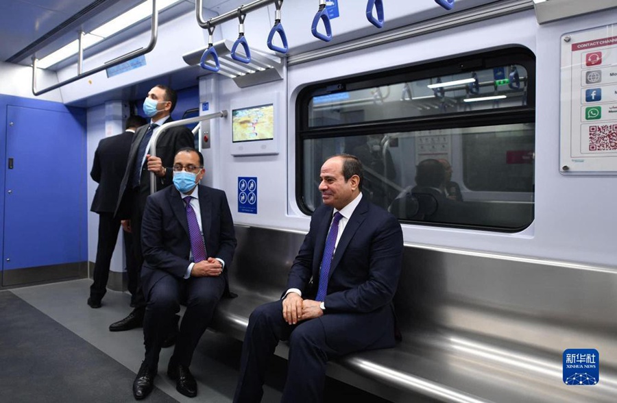 7월 3일, 시범 운행하는 경전철에 탑승한 압델 파타 엘시시 이집트 대통령(오른쪽 1번째)과 무스타파 마드불리 총리(오른쪽 2번째) [사진 제공: 이집트 대통령실]