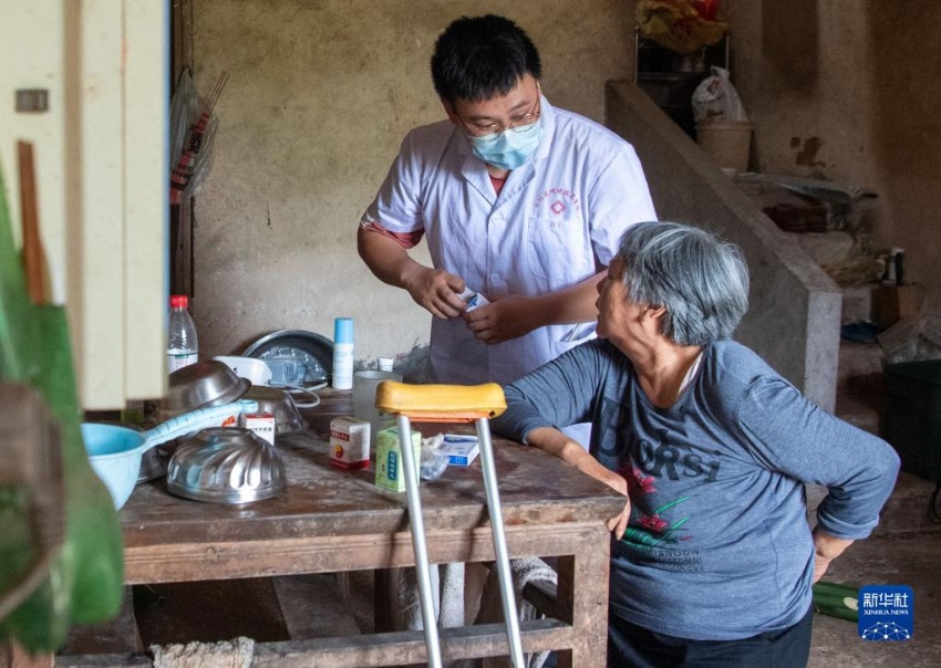 농촌 의사 후샤오(왼쪽)가 농민 집에서 진찰하고 있다. [7월 1일 촬영/사진 출처: 신화사]
