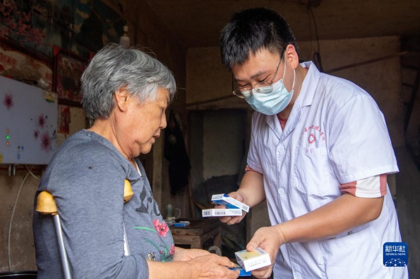 농촌 의사 후샤오(오른쪽)가 농민 집에서 약 복용 방법을 설명하고 있다. [7월 1일 촬영/사진 출처: 신화사]