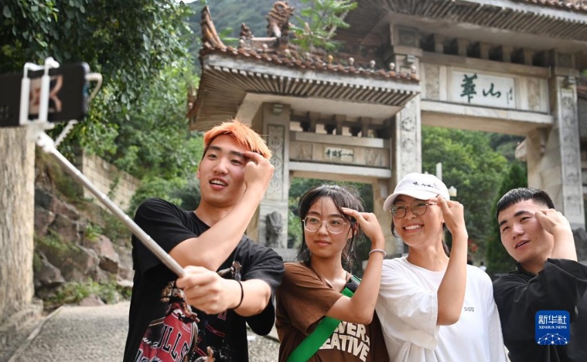 시안(西安)과 톈진(天津)에서 온 대학생들이 화산산 등산로에서 사진을 찍고 있다. [7월 9일 촬영/사진 출처: 신화사]