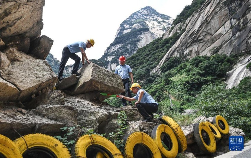 화산산여행그룹 황푸위(黃甫嶼)도로공사 직원들이 등산로에서 홍수와 지진 방지 업무를 하고 있다. [7월 11일 촬영/사진 출처: 신화사]
