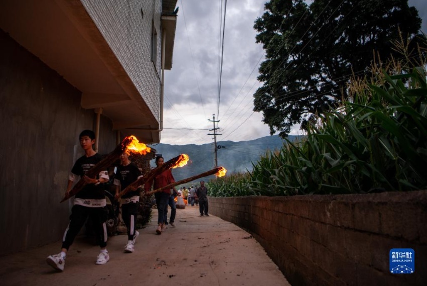 마을 사람들이 횃불을 들고 마을을 돈다. [7월 23일 촬영/사진 출처: 신화사]