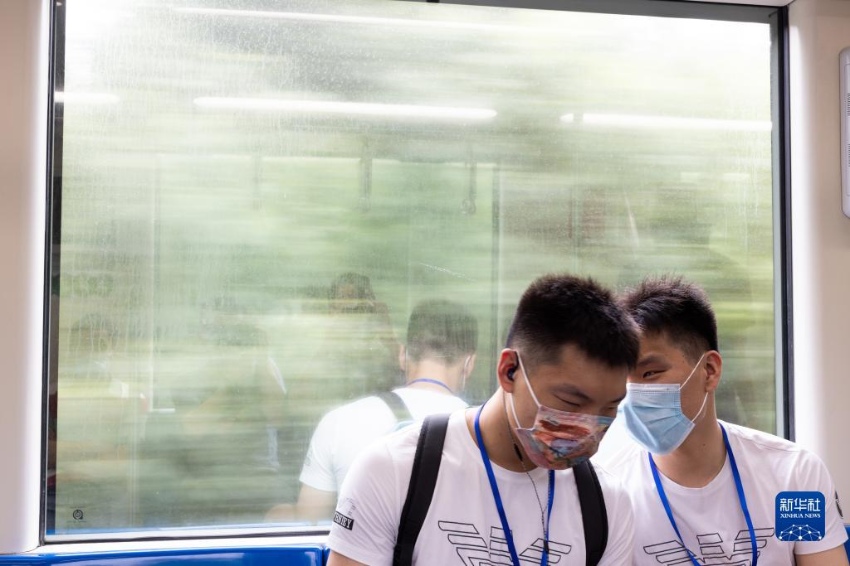 인톈바오(왼쪽)와 인톈유가 지하철에서 이야기를 나눈다. 집에서 중쯔 카페까지 버스를 타고 지하철로 환승하는 등 1시간 반이 걸린다. [7월 19일 촬영/사진 출처: 신화사]