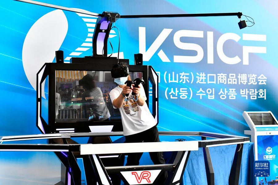8월 5일, 제2회 한국(산둥)수입상품박람회에서 관람객이 VR 게임을 체험하고 있다. [사진 출처: 신화사]