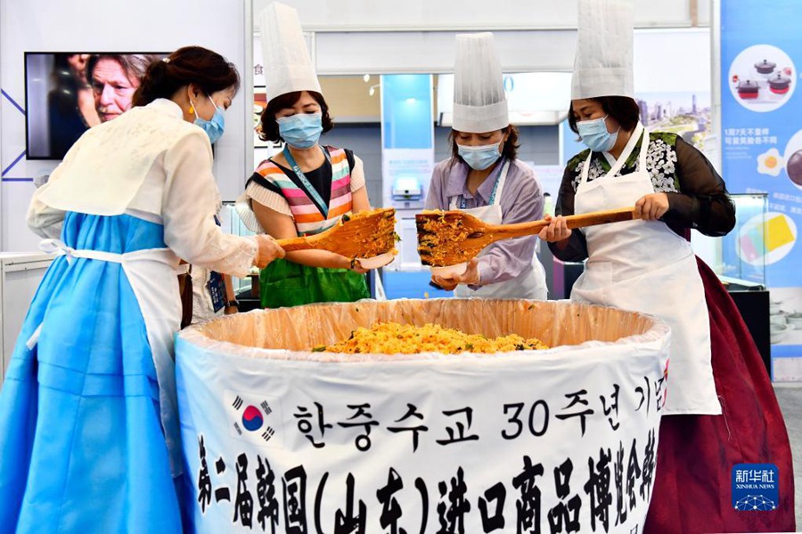 8월 5일, 한국 참가업체들이 한국 전통음식을 만들고 있다.  [사진 출처: 신화사]